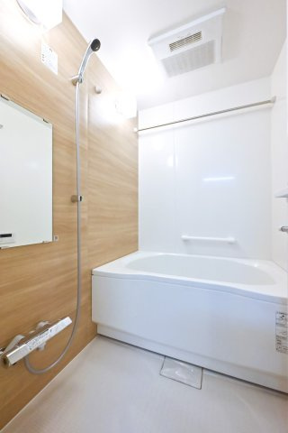エンゼルハイム西新井大師の浴室|エンゼルハイム西新井大師：雨の日のお洗濯ものを干すにも便利な浴室乾燥機・追い焚き機能付き浴室です！