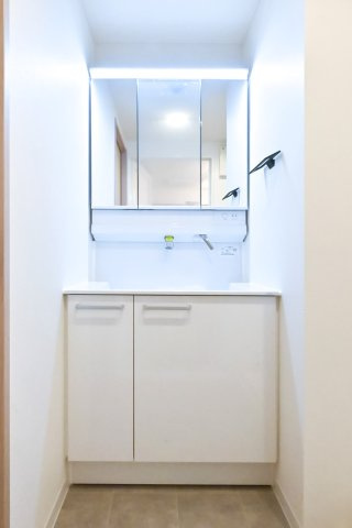 エンゼルハイム西新井大師の独立洗面台|エンゼルハイム西新井大師：三面鏡が付いた収納力もある洗面化粧台です！