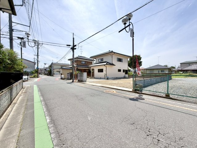 【中古戸建】行田市駒形2丁目の外観|■外観｜周囲の見渡しが良く、車の出入りの際も安全確認がしやすいため、小さなお子様がいるご家庭でも安心です。