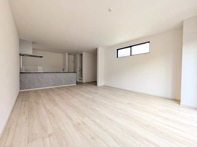 八王子市　東浅川町　新築一戸建て　６期の居間・リビング|～19.5帖の明るいLDKで、家族団欒の時間をお過ごしいただけます～