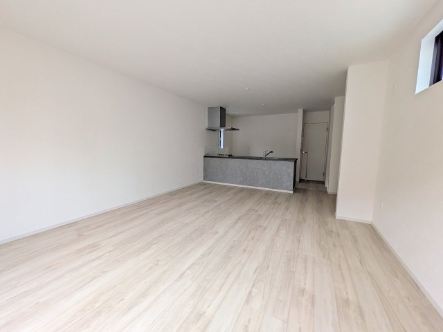 八王子市　東浅川町　新築一戸建て　６期の居間・リビング|～19.5帖の明るいLDKで、家族団欒の時間をお過ごしいただけます～