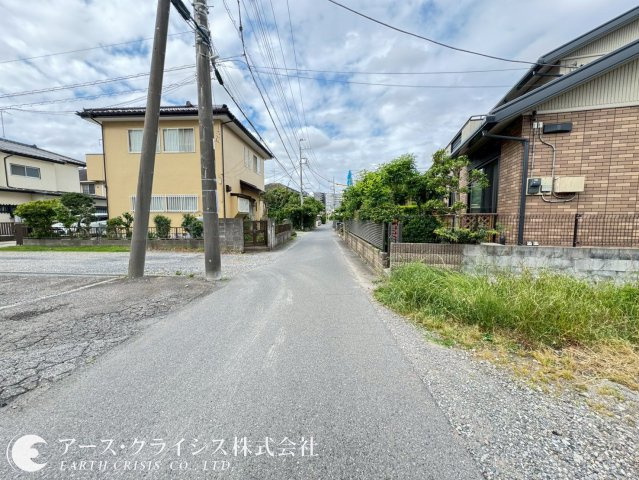 【前面道路含む現地写真】 | 野田市山崎 | 建築条件なし。思い描いたマイホームを、そのままカタチに。陽当たりも良く、ガーデニングや家庭菜園にもぴったりのゆとりある敷地。資産としても魅力のある立地で、将来を見据えた住まい選びを。