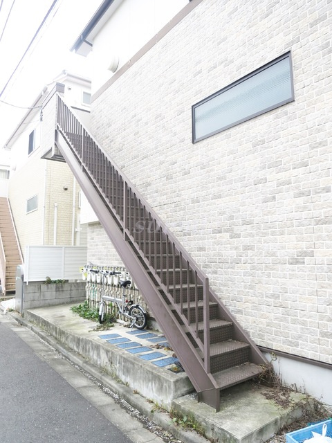 Ｌａｎｄｓｉｔｚ田端ＷＥＳＴのエントランス|2階への階段です☆