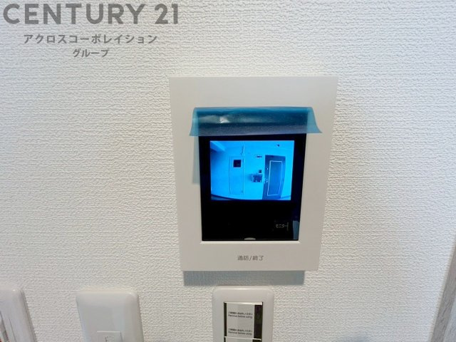 訪問者が来たときにテレビ画面で確認できるため、安心してドアを開けられます。録画機能があるものもあり、留守中に来訪者を記録しておくことができます。利便性が高く、セキュリティ面でも安心です。