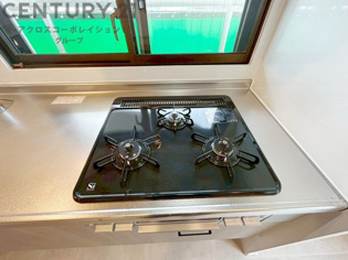 多数の調理器具を同時に使用でき、料理の効率化が可能。省エネで節約になり、様々な料理スタイルに適応できます。また、火力調整が独立しており、手入れや掃除もしやすく、今よりもっとお料理が楽しくなるかも。
