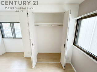 衣類やアクセサリー、小物類の収納が便利で整理整頓がしやすく、部屋の美観を保ちつつ、スペースを最大限に活用できます。衣服のしわやダメージを防ぎ、長持ちさせることができます。