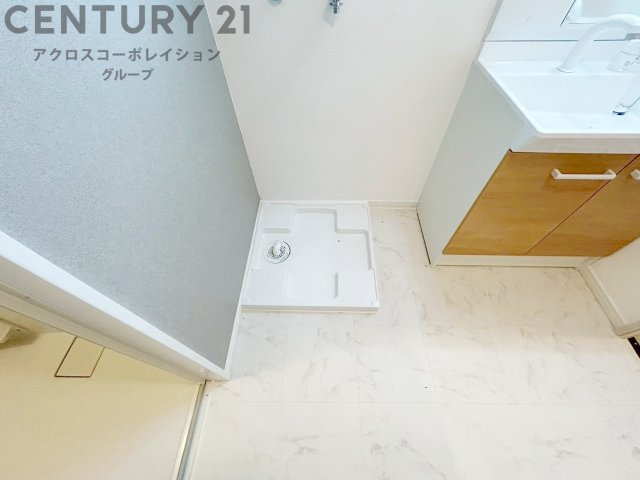 洗濯物の仕分け作業がしやすく、整理整頓が容易になります。洗濯音や湿気を他の部屋に持ち込まず、生活環境を快適に保ちます。上部を活用すれば収納スペースを確保でき洗剤や洗濯用品の整理もしやすくなります。
