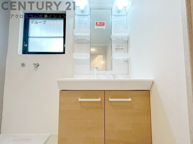 化粧品や洗顔料、歯ブラシなどの必需品をまとめて置ける収納スペースがあり、使用するたびに取り出す手間が省けます。また、水回りのため、濡れても大丈夫な素材が使用されており、お手入れが簡単です。