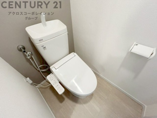 温水洗浄便座付トイレは温水洗浄機能により、暖かい水でおしりを洗浄することができ、冷たい水を使う従来の便座に比べ、温水洗浄機能で暖かいトイレを提供し、快適な使用を可能にします。