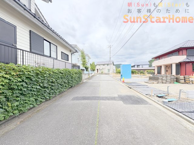 【サンスターホーム】日の出町大久野　新築戸建2号棟の前面道路含む現地写真