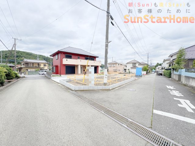 【サンスターホーム】日の出町大久野　新築戸建2号棟の前面道路含む現地写真