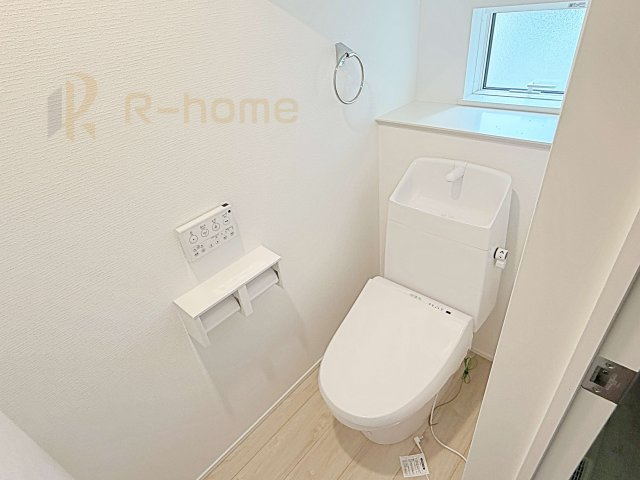 取手市井野第1期　新築戸建て　1号棟のトイレ|温水洗浄便座付きのトイレ。
トイレが２ヵ所設置で朝の忙しい時間でも安心です。