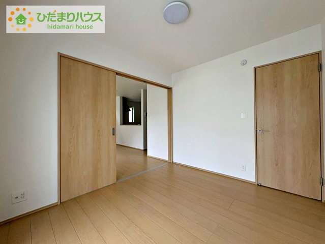ひたちなか市津田　新築戸建　B号棟の洋室|お掃除しやすく、清潔感を保てるのでダニも発生しにくいフローリング♪
