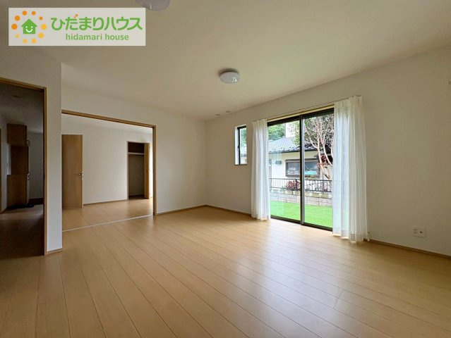 ひたちなか市津田　新築戸建　B号棟の居間・リビング|リビング大きな窓からは、暖かな日の光が降り注ぎます・・・