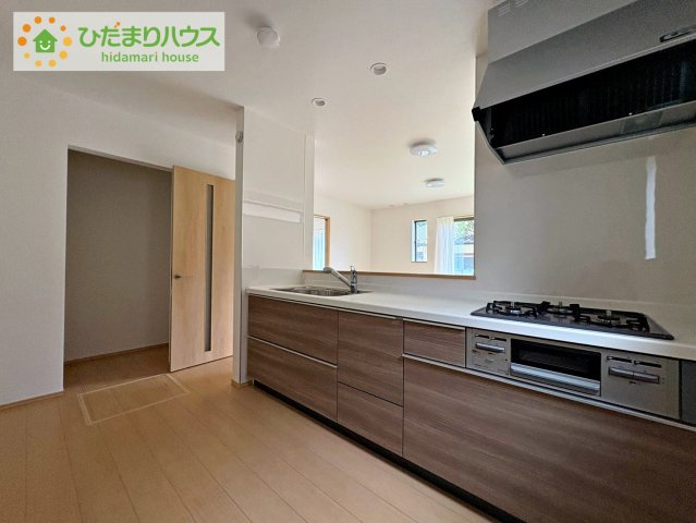 ひたちなか市津田　新築戸建　B号棟のキッチン|カウンターは少し高くなってますので、手元が隠れて来客からは見えにくくなってます♪