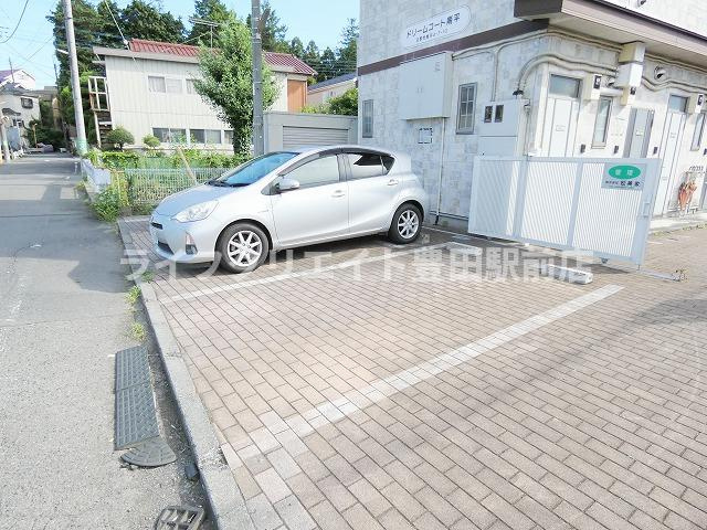 ドリームコート南平の駐車場