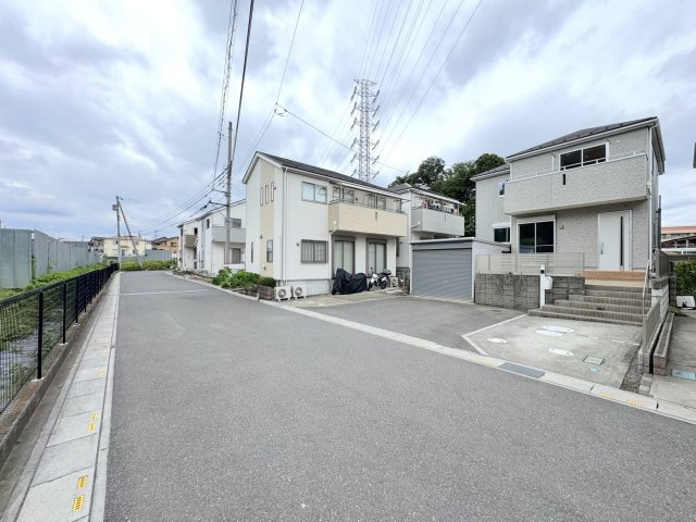 戸建 川口市大字神戸の前面道路含む現地写真|外観と前面道路