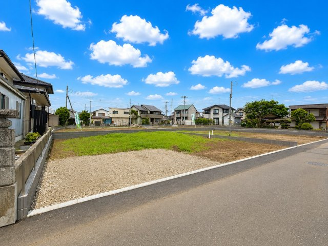 【前面道路含む現地写真】 | 【西根南第２期　現地外観】
※令和８年6月時点