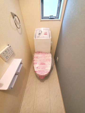 三郷市　鷹野1丁目　新築戸建　全2棟のトイレ|1・2階にあるので、忙しい朝の時間帯も困りませんね
