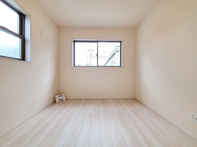 三郷市　鷹野1丁目　新築戸建　全2棟の洋室|大きな窓は陽当りにに加えて通気性能を上げてくれます