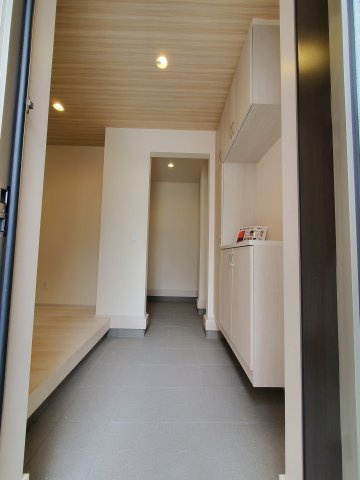 三郷市　鷹野1丁目　新築戸建　全2棟の玄関|たくさん収納できる下駄箱で玄関廻りスッキリ