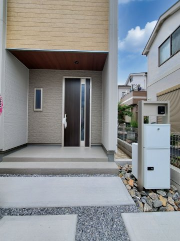 三郷市　鷹野1丁目　新築戸建　全2棟の玄関|明るい玄関です