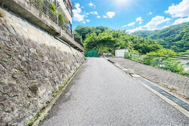 前面道路含む現地写真です