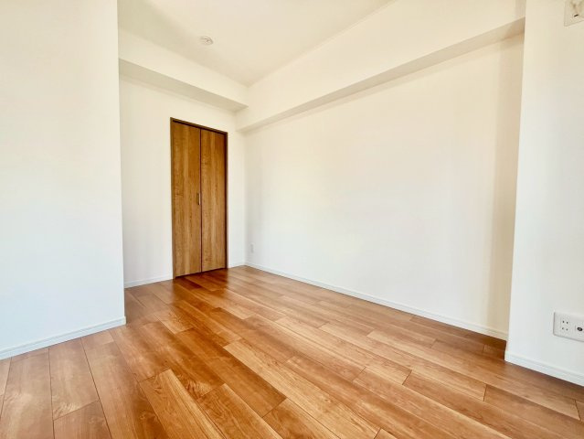 高島平グロリアハイツの洋室|明るいお部屋はそれだけで気分が晴れやかになりますね！

現地ご見学希望・資料請求などお気軽にお問い合わせ下さい！
03-5990-5201