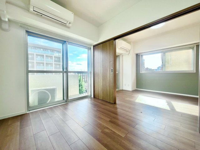 高島平グロリアハイツの洋室|リビング横の居室はリビングルームと一体に使用して16帖の広々リビングに！

現地ご見学希望・資料請求などお気軽にお問い合わせ下さい！
03-5990-5201