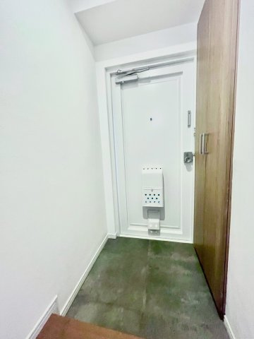 高島平グロリアハイツの玄関|玄関横にはシューズボックスがついているため、片付いた玄関がキープできます！

現地ご見学希望・資料請求などお気軽にお問い合わせ下さい！
03-5990-5201