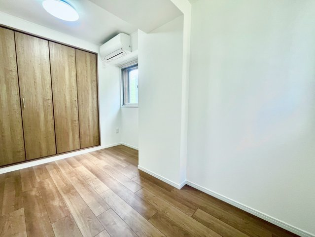 高島平グロリアハイツの洋室|全居室収納付きですので、お部屋を有効的に使うことが出来ます！

現地ご見学希望・資料請求などお気軽にお問い合わせ下さい！
03-5990-5201