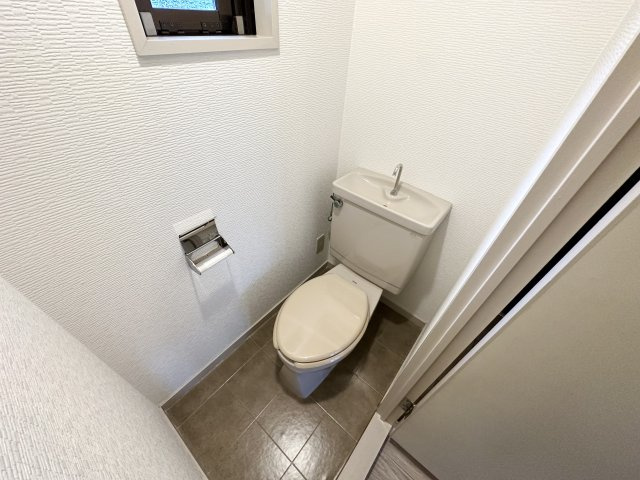 シンプルで使いやすいトイレです♪