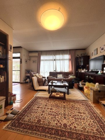 稲沢市日下部松野町三丁目戸建の居間・リビング