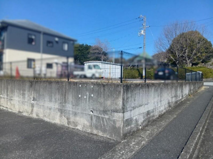 南国市緑ヶ丘1丁目　建築条件なし売土地の周辺|道路から一段高くなっているため、プライバシーを守りやすく、開放感のある住まいです。