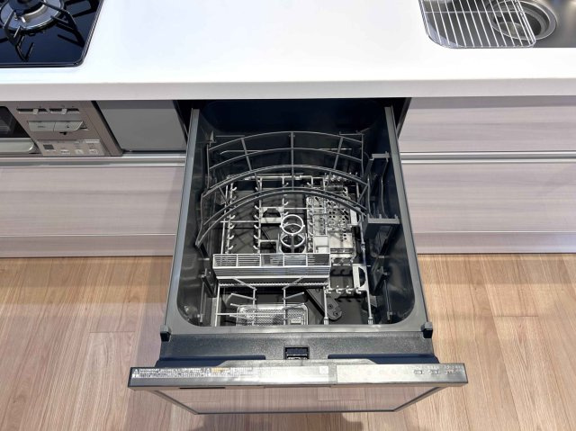 【食器洗い乾燥機】システムキッチン一体型のビルトイン食洗機。出し入れがスムーズなスライドオープン式