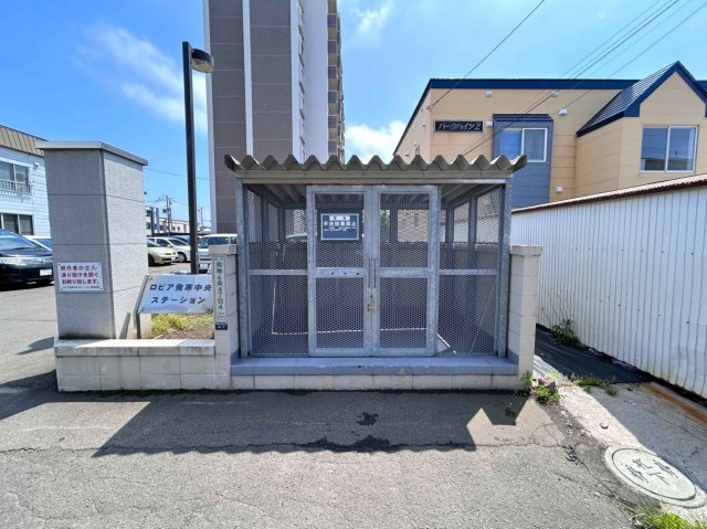 【ゴミステーション】頑丈な屋根と目の細かいメッシュ扉がカラスや害獣の侵入を防ぎます。