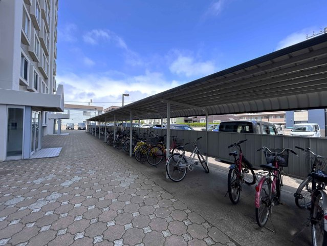 【駐輪場】大切な自転車を雨や雪から守る頑丈な大型屋根と背面パネルを完備