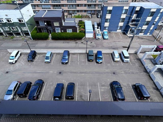 【駐車場】白線で綺麗に区画割りされた敷地内平置き駐車場。