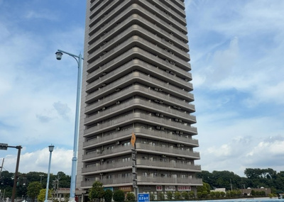 【現況写真】 | アメニティタワー相模原 | 外観はマンション管理がされているかの目安になります。築年数が古いと、壁面は劣化してひび割れが生じることも！建物が古びていても細かいところが修繕されていると、きちんと管理されているなぁと感じるでしょう。