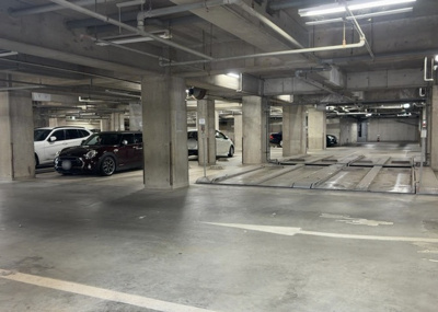 【駐車場】 | アメニティタワー相模原 | 車一台あたりに必要なスペースは、標準サイズの普通自動車で横幅2m50cm、長さ5mは必要になります。ただし、乗降のことも考慮して横幅3m30cm、長さ5m50cmほどは確保できるところを選びましょう。