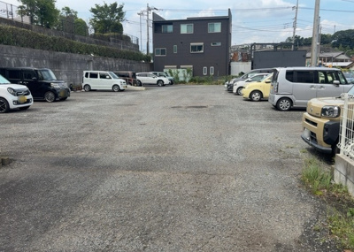 【駐車場】 | アメニティタワー相模原 | 駐車場と明記されていても、最小スペースでつくられた駐車場だと大型車は駐車できなかったり、出入りしにくくなったりする可能性があります。お車のサイズと購入したい物件の駐車場のサイズを現地で確認しましょう。