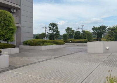 【庭】 | アメニティタワー相模原 | 物件によっては、入居者が個人的に使用できる専用庭がついているものもあります。また、住宅の中にある土間の部分を庭と呼ぶこともあります。庭の用途は住む人によって変わり、それによってデザインもさまざまです。