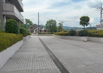 【中庭】 | アメニティタワー相模原 | 中庭（パティオ）とは、一つの建築物の内部に設けられた、壁などで囲われている庭のことを指します。コの字型、ロの字型が主流ですが、L字型の中庭もあります。最近では、インテリア性の高さからも人気があります。