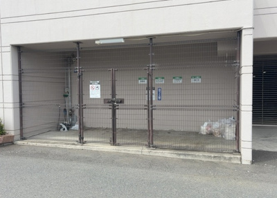 【設備】 | アメニティタワー相模原 | 共有部分は、住民なら誰もが使える設備のこと。例えば駐車場やエレベーター、インターネット設備、セキュリティ設備などがあります。他にも、マンションの廊下・外部階段やエントランス・ゴミ置き場などがあります。