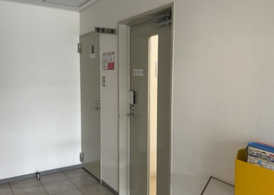 【受付】 | アメニティタワー相模原 | 受付はマンションコンシェルジュがいる場合もあれば、管理人が滞在する小部屋を総称して呼ぶことがあります。主にエントランスに設置されていることから、防犯面でも期待ができます。防犯設備がない場合はより安心！