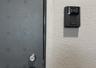 【防犯設備】 | アメニティタワー相模原 | 当然のことではありますが、オートロックやセンサーライト、ホームセキュリティーなどの防犯設備があれば、小さいお子様がいるご家庭も安心ですよね！まず物件購入の際は、防犯設備もチェックするようにしましょう。