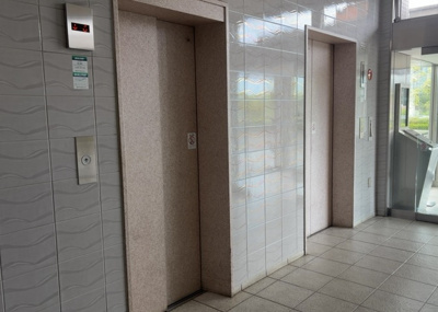 【その他共用部分】 | アメニティタワー相模原 | 共有部分は、住民なら誰もが使える設備のこと。例えば駐車場やエレベーター、インターネット設備、セキュリティ設備などがあります。他にも、マンションの廊下・外部階段やエントランス・ゴミ置き場などがあります。