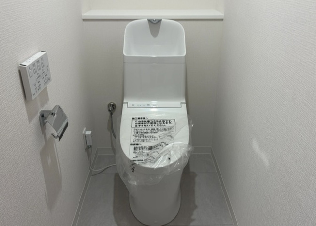 【トイレ】 | アメニティタワー相模原 | トイレは大きさや形、機能、抗菌性などが異なる多種多彩なタイプが各メーカーから出ています。それぞれに良さがあるため、事前にどういったタイプのトイレがいいのかをご家庭内で決めて、内見に行くといいでしょう。