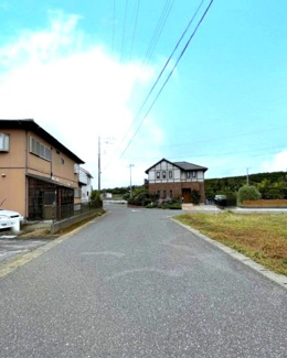 【前面道路含む現地写真】 | 木更津市千束台　土地　木更津駅 | 前面道路は6ｍ公道です。
見通しがよく、交通量も少ないので車の出し入れもスムーズです！