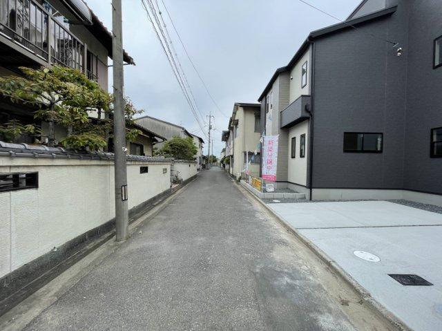 倉敷市茶屋町１期１号棟の前面道路含む現地写真|交通量の少ない住宅街に立地し、小さなお子様がいるご家庭も安心